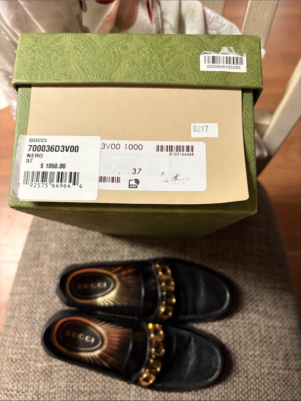 Gucci Black Leather Women’s Loafers with Gold Logo - Picture 4 of 4